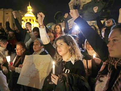 Des manifestants libanais lors d'un rassemblement nocturne le 18 décembre 2019, dans le centre-ville de la capitale libanaise Beyrouth - ANWAR AMRO [AFP]