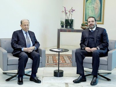 Photo fournie par l'agence de photo libanaise Dalati et Nohra le 19 décembre 2019 montrant le président libanais Michel Aoun (G) et le Premier ministre sortant Saad Hariri (D), dans le palais présidentiel à Baabda, à l'est de la capitale Beyrouth - - [DALATI AND NOHRA/AFP]