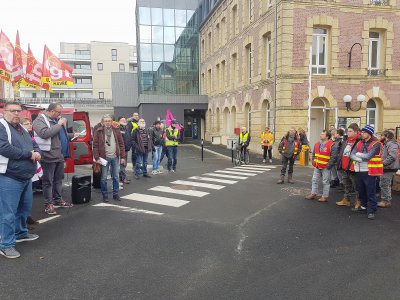Le jeudi 19 décembre, vers 11 heures, à l'entrée de l'hôpital Flaubert, une cinquantaine de manifestants ont dénoncé le manque de moyens au sein des hôpitaux français. - Joris Marin