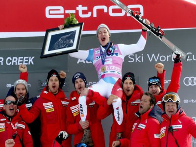 Le Suisse Marco Odermatt, porté en triomphe par ses équipiers, savoure sa victoire dans le Super G de Beaver Creek, le 6 décembre 2019 - MATTHEW STOCKMAN [Getty/AFP/Archives]