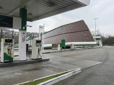 Le toit d'une station essence à Saint-Romain-en-Gier, près de Lyon, s'est effondré en raison des vents violents, le 20 décembre 2019 - ROMAIN LAFABREGUE [AFP]