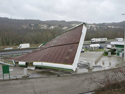 Effondrement du toit d'une station-service à Saint-Romain-en-Gier le 20 décembre 2019 près de Lyon après des vents violents - ROMAIN LAFABREGUE [AFP]