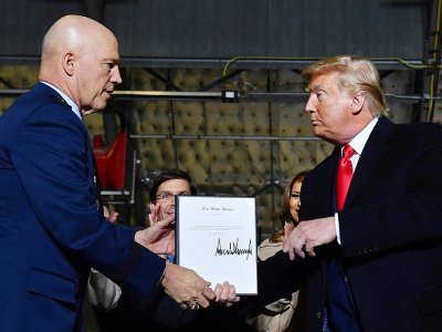 Donald Trump et le général Jay Raymond le 20 décembre 2019 à la base militaire Andrews dans le Maryland - Nicholas Kamm [AFP]