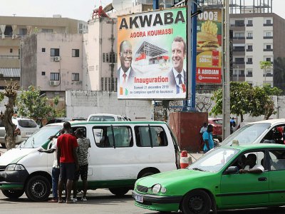 Un panneau montrant l' "agora" sportive dans le quartier populaire de Koumassi, à Abidjan, le 19 décembre 2019, à la veille de l'arrivée du président français Emmanuel Macron - Ludovic MARIN [AFP]