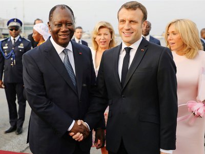 Le président français Emmanuel Macron (D) salue le président de Côte d'Ivoire Alassane Ouattara, à son arrivée à l'aéroport d'Abidjan, le 20 décembre 2019 - LUDOVIC MARIN [AFP]