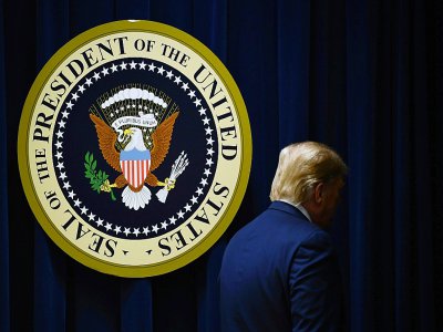 Le président américain Donald Trump quitte le podium après s'être exprimé depuis la Maison Blanche le 19 décembre 2019 - Brendan Smialowski [AFP]