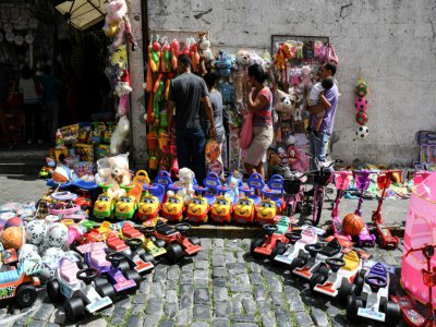 Un vendeur de jouets dans une rue du centre historique de Caracas, le 16 décembre 2019 au Venezuela - Yuri CORTEZ [AFP]