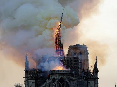 La flèche de Notre-Dame s'apprête à s'effondrer, dans la soirée du 15 avril 2019 - Geoffroy VAN DER HASSELT [AFP/Archives]