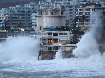 Des vagues viennent se briser sur rivage lors d'une tempête à Nice, le 20 décembre 2019 - VALERY HACHE [AFP]