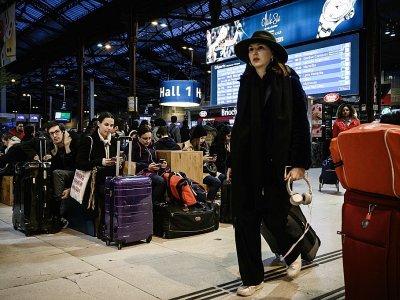 Des voyageurs attendent un train à la gare de Lyon au 16e jour de la grève contre la réforme des retraites, le 20 décembre 2019 à Paris - Philippe LOPEZ [AFP]