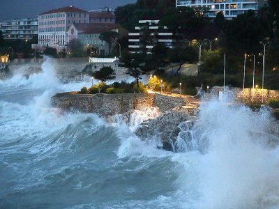 Tempête sur le front de mer à Nice le 20 décembre 2019 - VALERY HACHE [AFP]