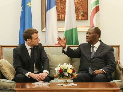 Le président français Emmanuel Macron (g) et le président ivoirien Alassane Ouattara à Abidjan, le 20 décembre 2019 - Ludovic MARIN [AFP]