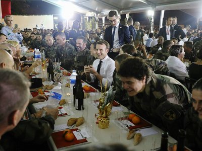 Le président français Emmanuel Macron (c) lors du repas de Noël avec les militaires français basés à Abidjan, le 20 décembre 2019 - Ludovic MARIN [AFP]