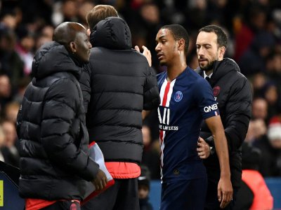 Le défenseur central parisien  Abdou Diallo sort sur blessure lors du match contre Amiens au Parc des Princes, le 21 décembre 2019 - FRANCK FIFE [AFP]