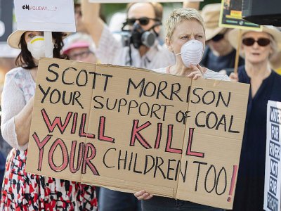 Des manifestants tiennent une pancarte "Scott Morrison ton soutien pour le charbon tuera tes enfants aussi!" à Sydney le 19 décembre 2019 - Wendell TEODORO [AFP/Archives]