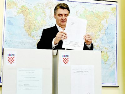 Zoran Milanovic vote à Zagreb le 11 septembre 2016 - STR [AFP/Archives]
