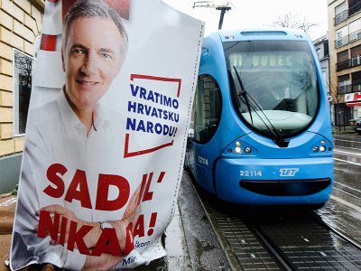 Une affiche pour le candidat à la présidentielle Miroslav Skoro à Zagreb le 21 décembre 2019 - Denis LOVROVIC [AFP]