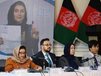 La cheffe de la Commission électorale indépendante (IEC) afghane, Hawa Alam Nuristani (g), annonce les résultats préliminaires de l'élection présidentielle, le 22 décembre 2019 à Kaboul - FARSHAD USYAN [AFP]