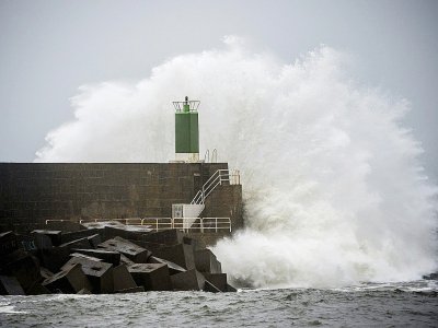 Fortes vagues sur la jetée du port d'A Guarda durant la tempête Fabien, le 21 décembre 2019 en Espagne - MIGUEL RIOPA [AFP]
