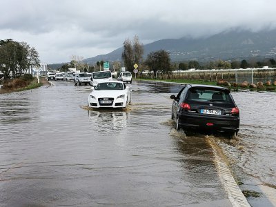 Une route inondée à Ajaccio, le 21 décembre 2019 dans le sud de la Corse - PASCAL POCHARD-CASABIANCA [AFP]