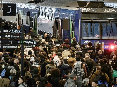 Des voyageurs sur les quais de la gare de Lyon à Paris le 20 décembre 2019 - Philippe LOPEZ [AFP]