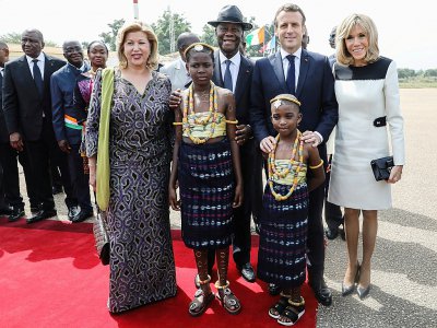 Le président de la Côte d'Ivoire, Alassane Ouattara,son épouse Dominique Ouattara, Emmanuel Macron et son épouse Brigitte Macron, à leur arrivée à Bouaké le 22 décembre 2019 - LUDOVIC MARIN [AFP]