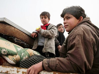 Des enfants syriens montent dans un camion
pour fuir les bombardements dans le sud de la région d'Idleb, dans le nord-ouest syrien, le 22 décembre 2019 - Aaref WATAD [AFP]