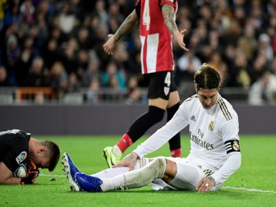 Le gardien de Bilbao Unai Simon (g) s'empare du ballon devant le capitaine du Real Sergio Ramos, le 22 décembre 2019 à Madrid - JAVIER SORIANO [AFP]