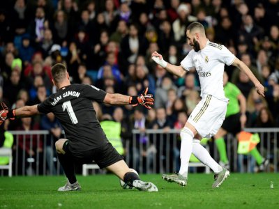 L'attaquant du Real Karim Benzema (d) face au gardien de l'Athletic Bilbao Unai Simon, le 22 décembre 2019 à Madrid - JAVIER SORIANO [AFP]