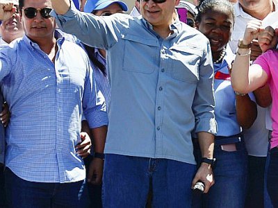 Le président hondurien Juan Orlando Hernandez (c) salue ses soutien à Tegucigalpa, le 20 octobre 2019 - ORLANDO SIERRA [AFP/Archives]