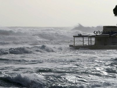 Restaurant de plage balayé par les vagues à Ajaccio le 22 décembre 2019 - PASCAL POCHARD-CASABIANCA [AFP]