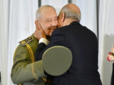 Le général Ahmed Gaïd Salah (de face), chef d'état-major de l'armée, reçoit l'accolade du nouveau président algérien Abdelmadjid Tebboune, le 19 décembre 2019 à Alger lors de l'intronisation du nouveau chef de l'Etat - RYAD KRAMDI [AFP/Archives]