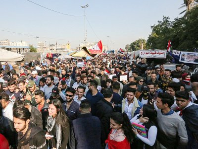 Des Irakiens scandent des slogans lors d'une manifestation anti-gouvernementale sur la place Tahrir à Bagdad, le 22 décembre 2019 - SABAH ARAR [AFP]