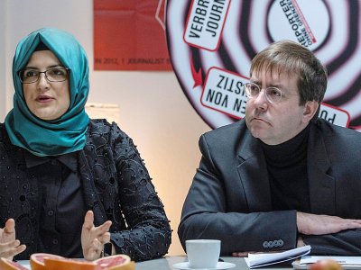 Hatice Cengiz , fiancée de Jamal Khashoggi, et le représentant allemand de RSF le 20 décembre 2019 à Berlin - John MACDOUGALL [AFP/Archives]