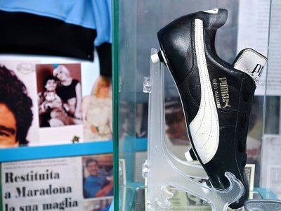Une chaussure de Maradona et des photos souvenirs au "musée" Maradona de Massimo Vignati à Naples, le 20 novembre 2019 - Alberto PIZZOLI [AFP]