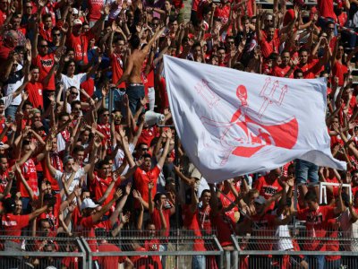 Des supporters de Nîmes lors d'un match contre le PSG, le 1er septembre 2018  au stade des Costières - Pascal GUYOT [AFP/Archives]