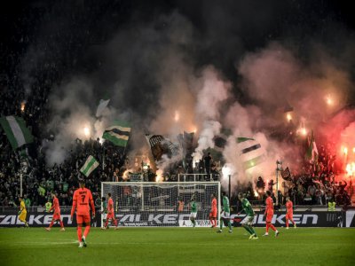 Les supporteurs de Saint-Etienne allument des fumigènes lors du match contre le PSG, le 15 décembre 2019 à Geoffroy-Guichard - JEAN-PHILIPPE KSIAZEK [AFP/Archives]