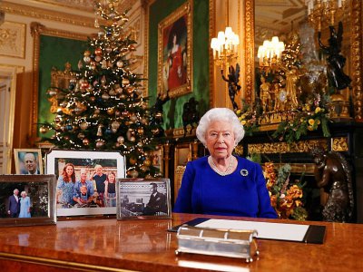 Cette photo publiée le 24 décembre 2019 montre la reine Elizabeth II posant après avoir enregistré son message annuel de Noël, au château de Windsor, à l'ouest de Londres - Steve Parsons [POOL/AFP]