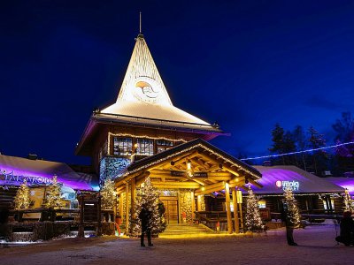 Des touristes visitent le village du père Noël, près de Rovaniemi, en Laponie finlandaise, le 2 décembre 2019. - Jonathan NACKSTRAND [AFP]