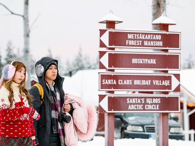 Des touristes se promènent dans le village du père Noël, près de Rovaniemi, en Laponie finlandaise, le 2 décembre 2019. - Jonathan NACKSTRAND [AFP]