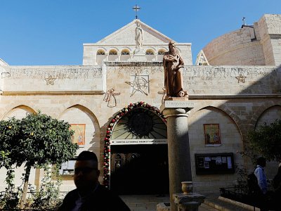 Des chrétiens visitent la basilique de la Nativité le 23 décembre 2019 à Bethléem, en Cisjordanie occupée - AHMAD GHARABLI [AFP]