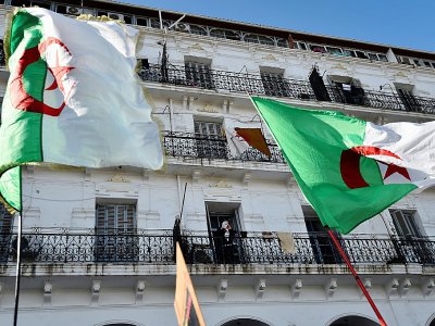 Des drapeaux algériens flottent au vent lors d'un rassemblement contre le pouvoir, le 6 décembre 2019 à Alger - RYAD KRAMDI [AFP/Archives]