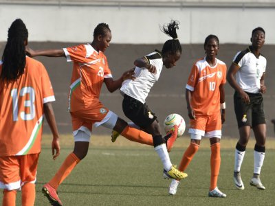 La Nigérienne Aichatou Alassane au marquage de la Ghanéenne Janet Egyir lors de la Coupe ouest-africaine de football le 16 février 2018 à Abidjan - ISSOUF SANOGO [AFP/Archives]