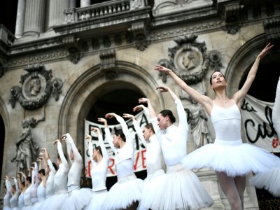Des danseuses de l'opéra de Paris dansent sur le parvis du palais Garnier contre la réforme des retraites, le 24 décembre 2019 - STEPHANE DE SAKUTIN [AFP]