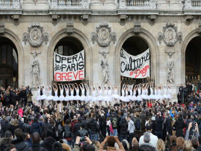 Des danseuses de l'opéra de Paris dansent sur le parvis du palais Garnier contre la réforme des retraites, le 24 décembre 2019 - ludovic MARIN [AFP]