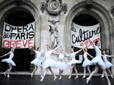 Des danseuses de l'opéra de Paris dansent sur le parvis du palais Garnier contre la réforme des retraites, le 24 décembre 2019 - STEPHANE DE SAKUTIN [AFP]