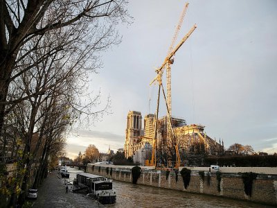 Grue géante installée sur le côté sud de Notre-Dame, le 19 décembre 2019 - Thomas SAMSON [AFP/Archives]