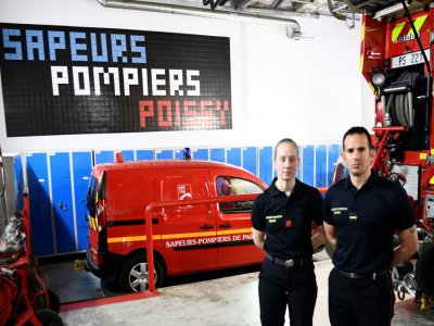 Les pompiers Myriam Chudzinski et Jérôme Demay le 17 avril 2019 à la caserne de Poissy à Paris, située tout près de la cathédrale Notre-Dame-de-Paris où ils furent parmi les premiers à intervenir lors de l'incendie - Martin BUREAU [AFP]