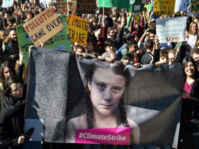 Des manifestants tiennent une banderole avec le portrait de l'activiste environnementale Greta Thunberg, à Rome le 15 mars 2019 - Andreas SOLARO [AFP]