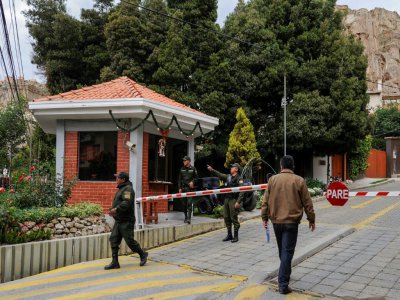 La police bolivienne tient un checkpoint près de l'ambassade du Mexique à La Paz, le 27 décembre 2019 - Jorge Bernal [AFP]
